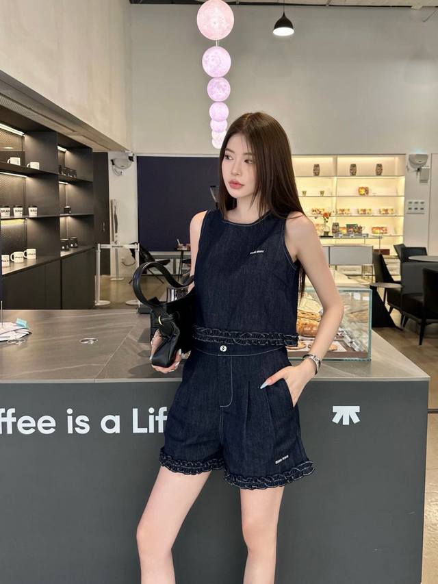 New set Miu Mi* Miu Miu 25Ss sleeveless top with lace hem high waist shorts set