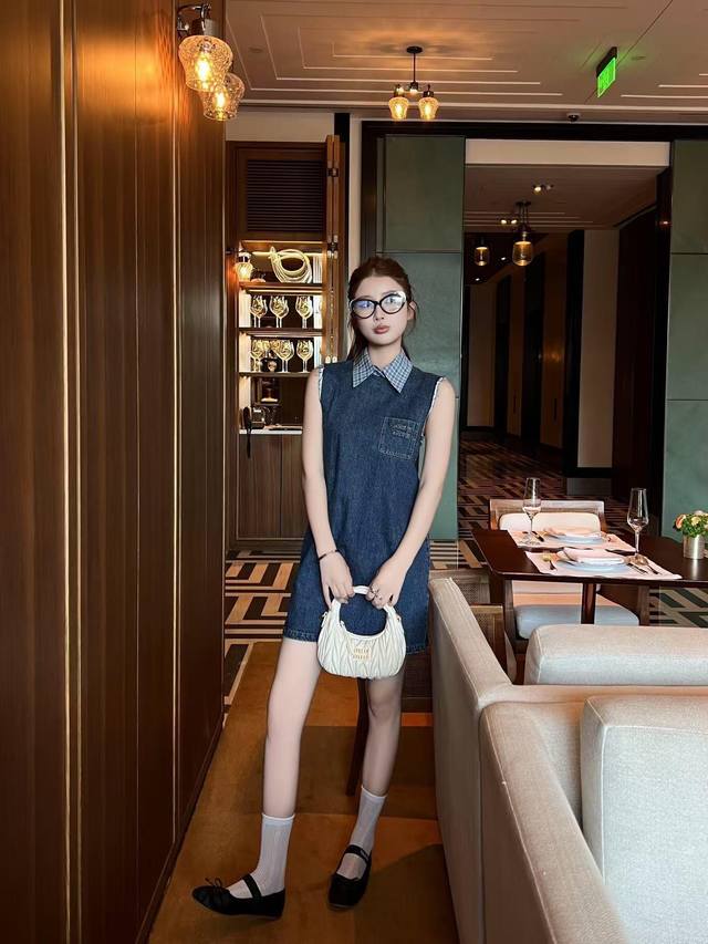New arrival Miu Miu plaid collar denim vest dress Rich girl feeling~ The lapel c