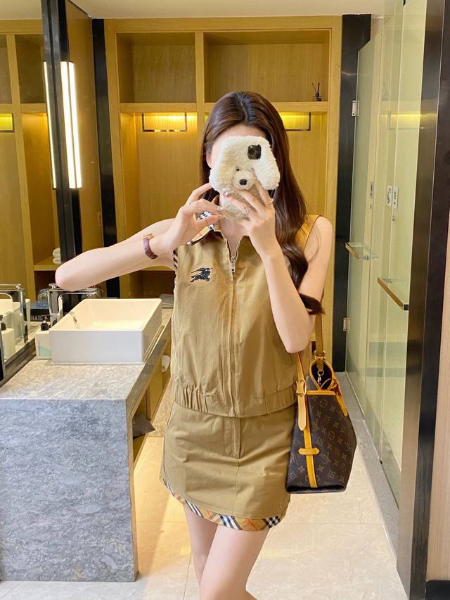 New arrival Burberry classic plaid workwear vest skirt suit Color: Khaki White S