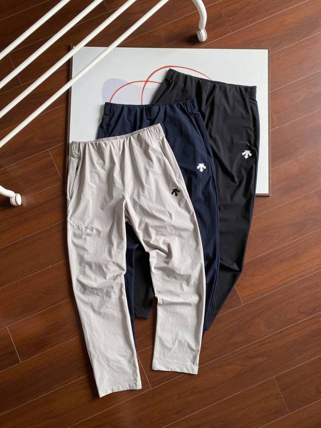 Descente Men's Woven Sports Pants for Comprehensive Training and Fitness Between