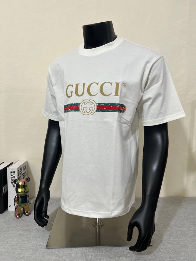 Guc*I Gucci 2025 is on sale on the official website; short-sleeved T-shirt with