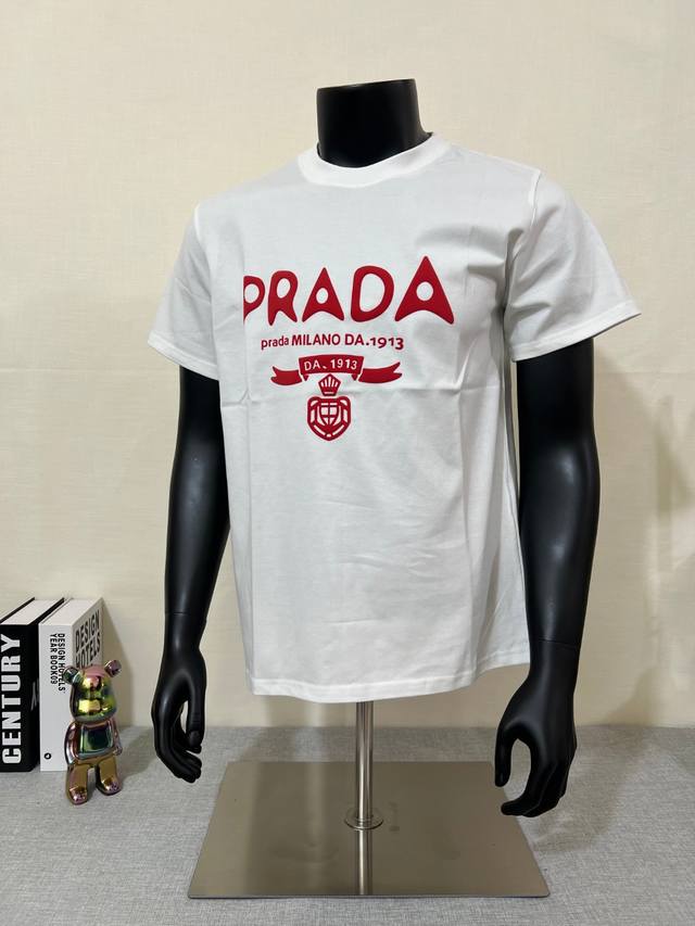 Prada 2025Ss designer style, foam printed art word shield 1913 short-sleeved T-s