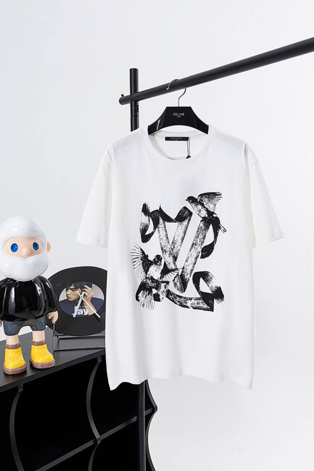Style No. L023 Louis Vuitton white pigeon print short-sleeved T-shirt The fabric
