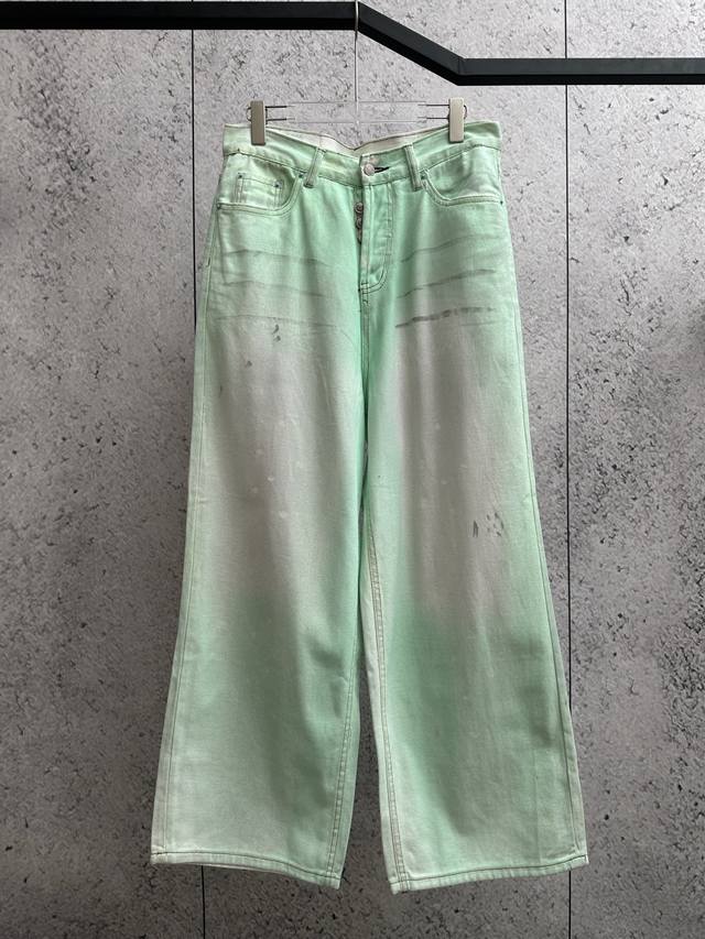 Acne Studios' light green jeans are a simple and fresh fashion item that adds a