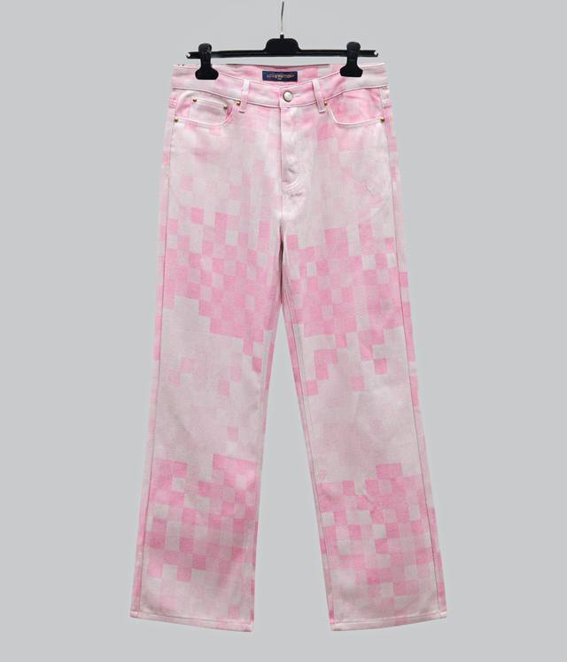 Differential Currency 5 New Ing These graphic jeans feature the iconic Damoflage