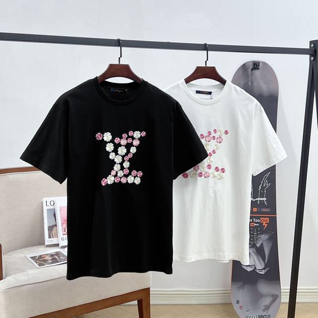 Louis Vuitton Lv Sakura Embroidered Short Sleeve T-shirt The embroidery restores