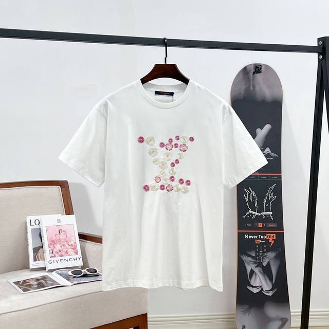 Louis Vuitton Lv Sakura Embroidered Short Sleeve T-shirt The embroidery restores