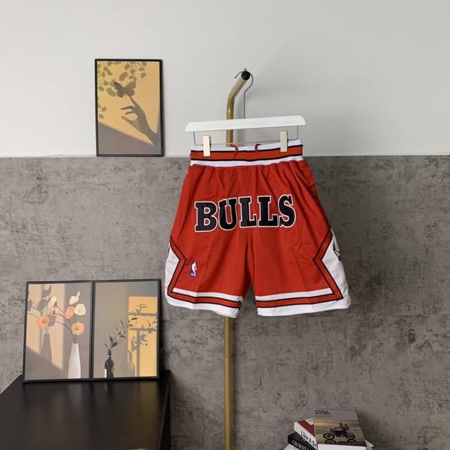 Style No. K09 Hanging photo Chicago Bulls embroidered shorts basketball shorts S