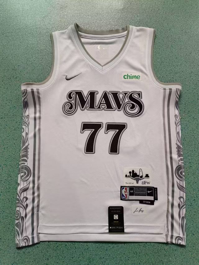 Style number: S67 Top embroidery version NBA Mavericks 25th season No. 77. Donci
