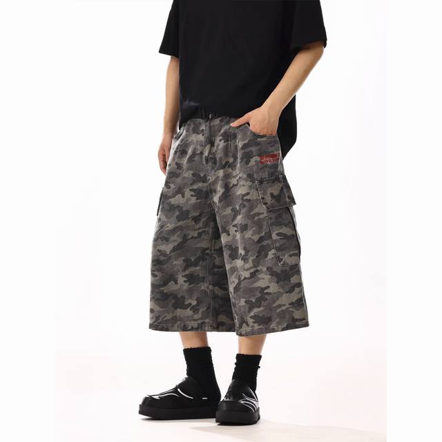 Style No.-1170 New loose straight camouflage 7-point jeans. The fabric is custom