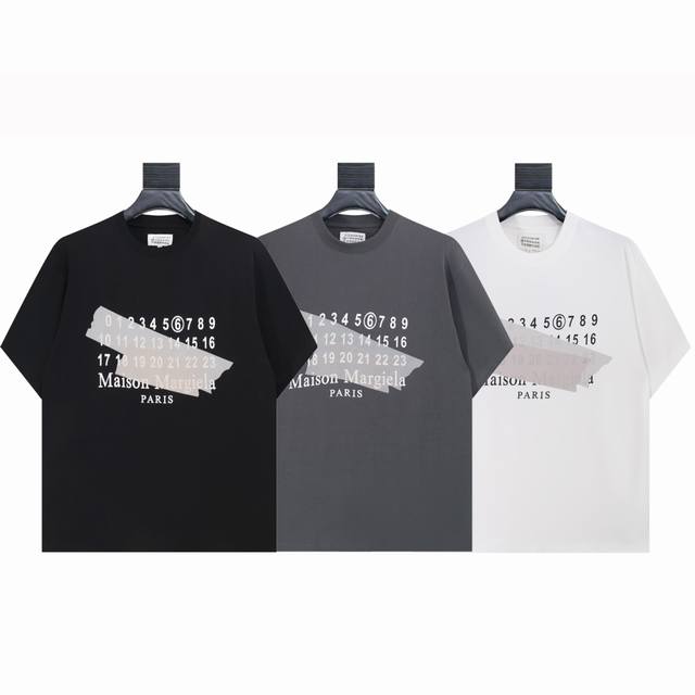 7032- Black White Grey SML Xl This Maison Margiela T-shirt has a fashionable att