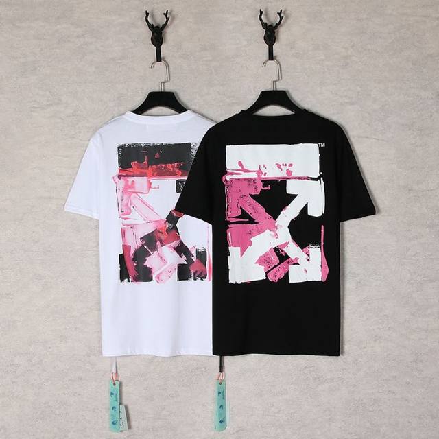 1233- Black White SML Xl This T-shirt from Off-White is the new favorite of stre