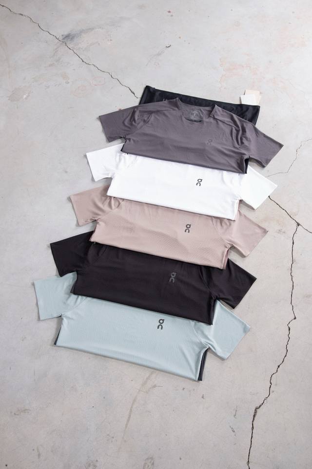 9928 On Performance-T short-sleeved Drytec technology absorbs moisture and persp