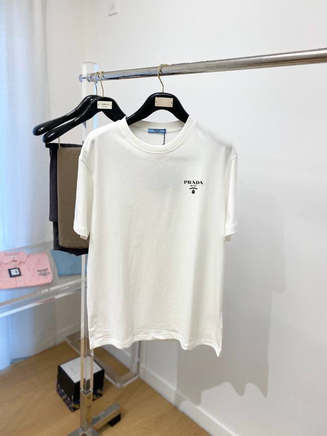 Prada, new short-sleeved T-shirt, handsome and fashionable, with a letter logo o