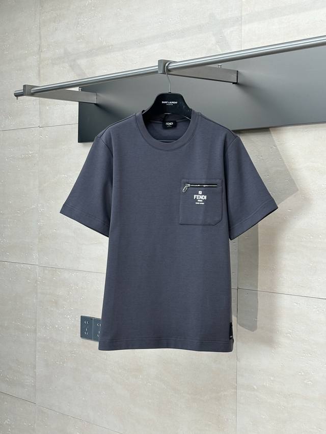 Fend* Fendi's new zipper pocket printed round neck short-sleeved T-shirt The fab