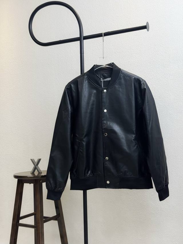 Model No. X134 Givenchy Givenchy veneer leather with embroidered letters basebal