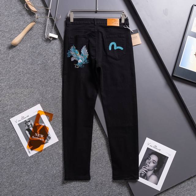 Evisu Fushen embroidered denim trousers are made of high-elastic denim fabric fo