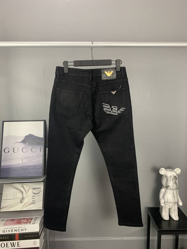 Classic and versatile Amani jeans . Customized hardware logo on the back pocket.