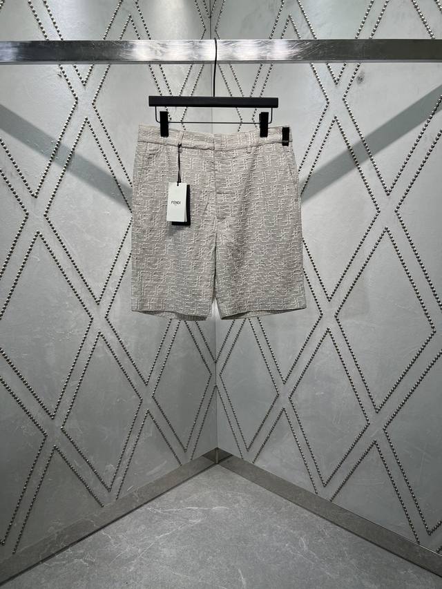 Fendi 25Ss new Bermuda shorts with waist loops. Side pockets and welt pockets wi