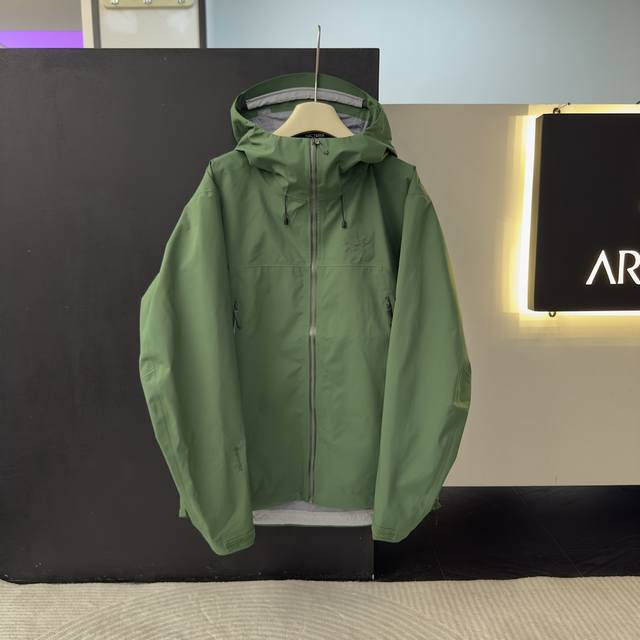 Lightweight breathable waterproof and windproof jacket : Product color: black, p