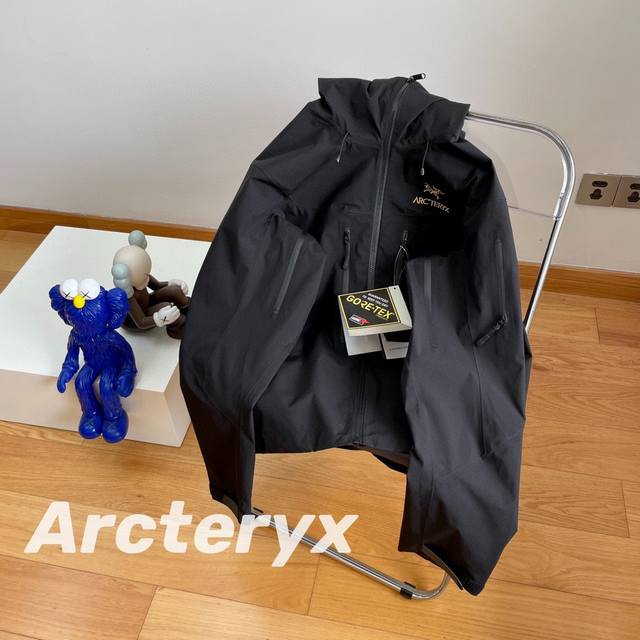 Arc'teryx Alpha Sv Series Jacket This year's latest single product, silent black
