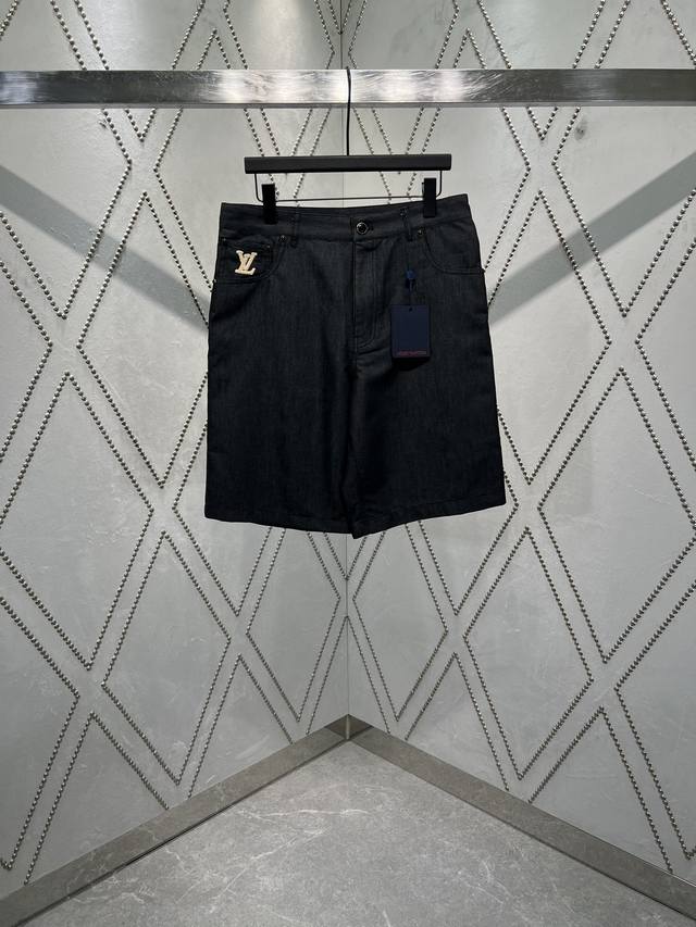 The new 25Ss shorts from LvJia are made of fresh cotton chambray and feature the