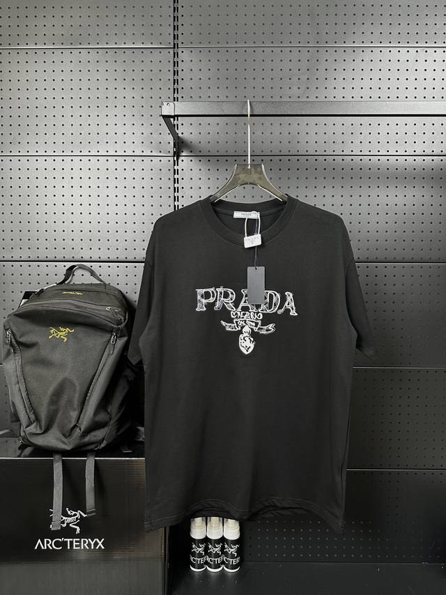 Style number: Dj1370 Prada embroidered short-sleeved shirt Exquisite logo Origin