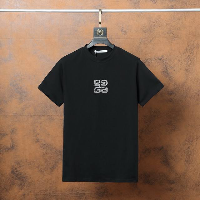Givenchy short-sleeved shirt The brand's highly recognizable classic item, with