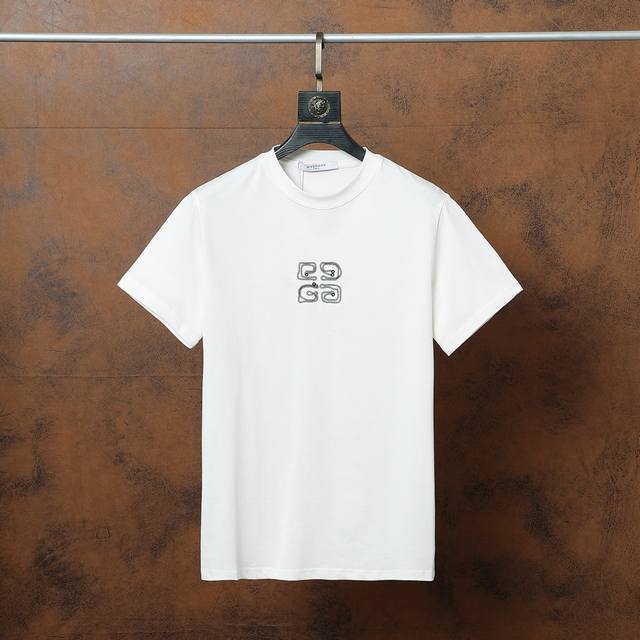 Givenchy short-sleeved shirt The brand's highly recognizable classic item, with