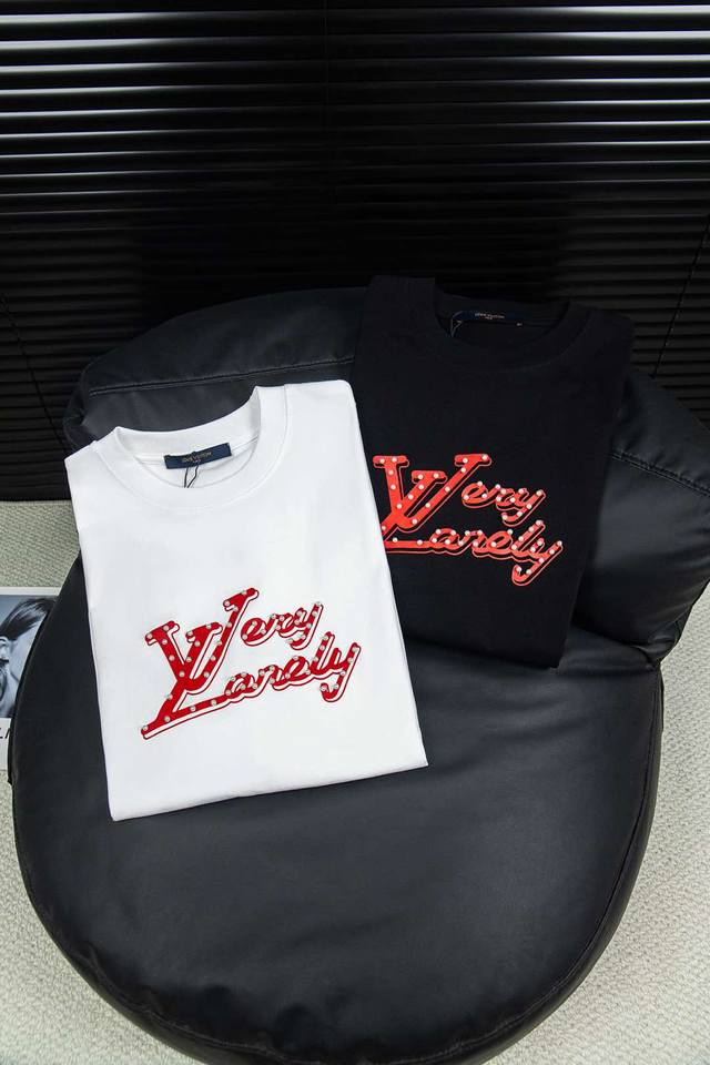 Style number: L71 Louis Vuitton spotted red hollow print short sleeves Brand let