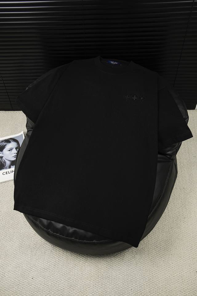Style number: L87 Louis Vuitton 2025Ss embroidered short-sleeved T-shirt Louis V