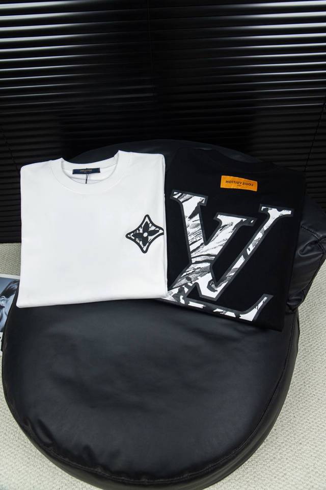 Style number: L35 Louis Vuitton 2025Ss classic logo printed short sleeves Round