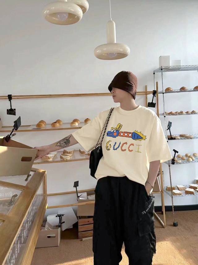 Spring and summer Gucci short-sleeved T-shirt. The color matching of G's clothin