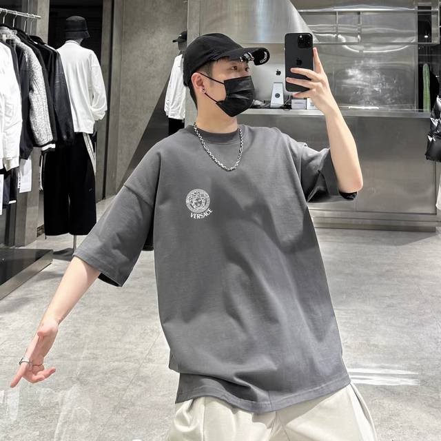 Versace's new basic short-sleeve top is of genuine original quality! The fabric