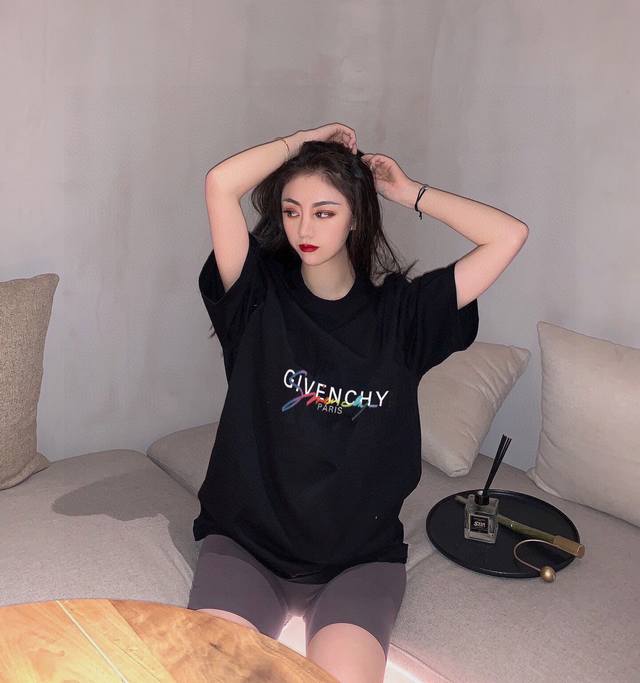 New arrival! Givenchy's latest spring and summer letter T-shirt, the cut is part