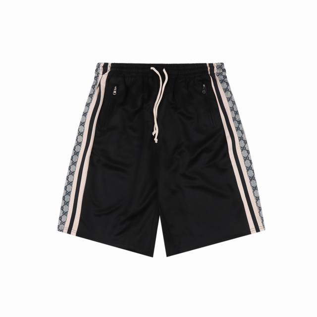 Gucci snake print shorts on the side There are too many versions of this model o