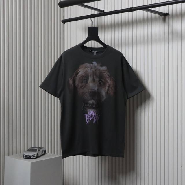Acne Studios dog print short-sleeves are a big hit this summer. The hook-shaped