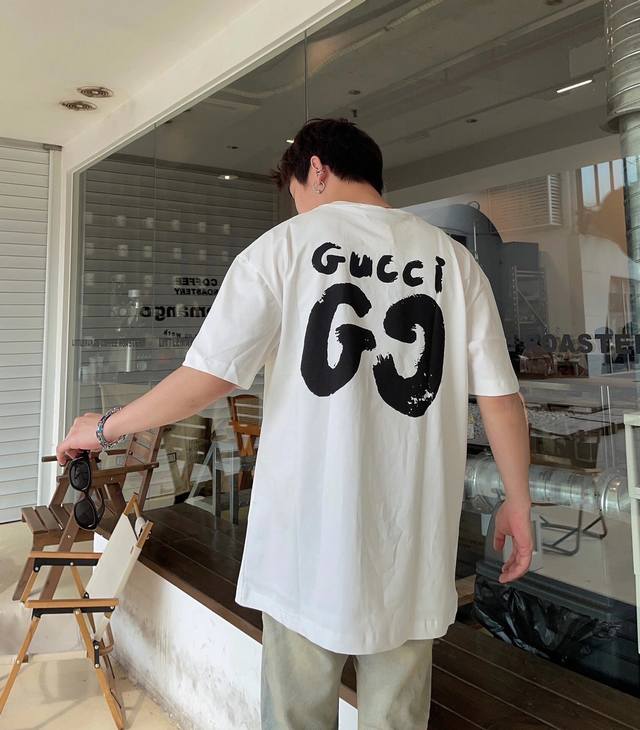 New arrival! Spring and summer Gucci short-sleeved T-shirt, the cut is very part