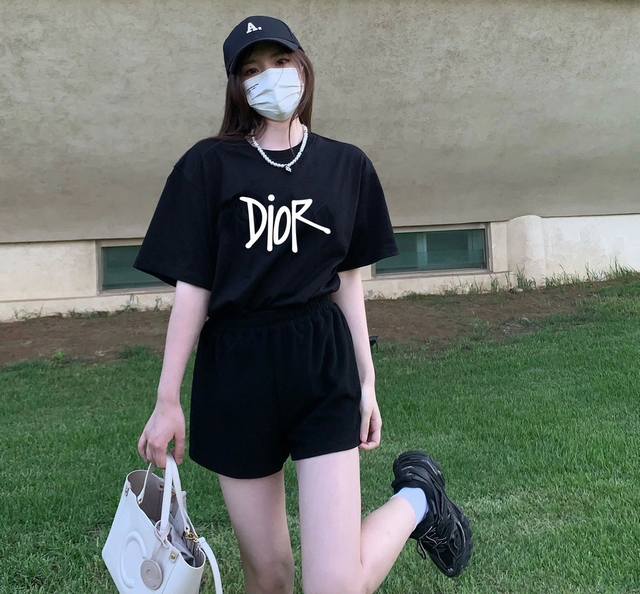 New arrival! Dior's new summer round neck short sleeve T-shirt! Same style for m
