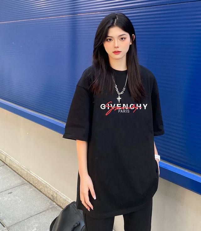 New arrival! Givenchy's new short-sleeved T-shirt, a must-have item for summer!