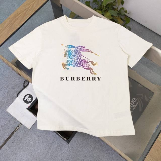 The same new style of the Burberry counter basic short-sleeved shirt. The qualit