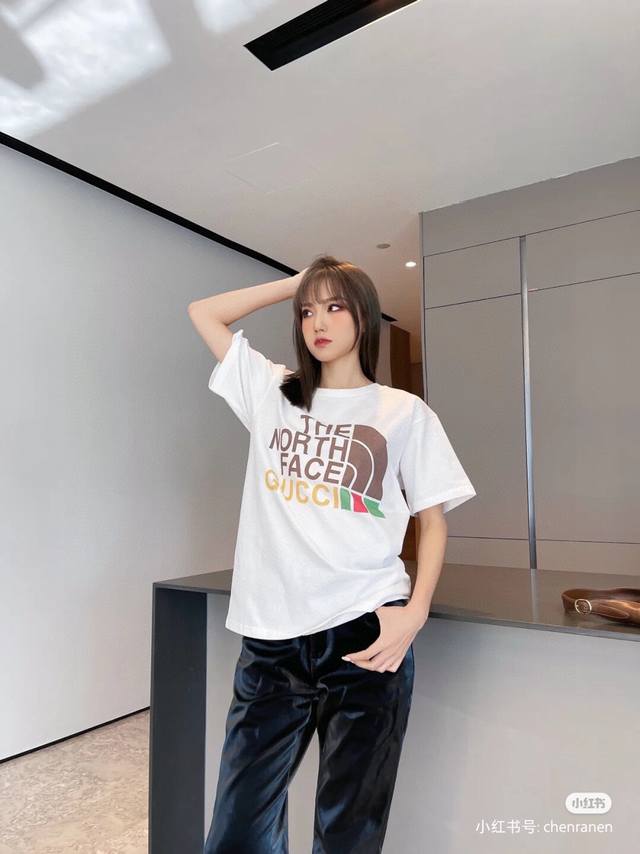 Gucci x The North Face joint Gucci series hot couple short-sleeved T-shirt. This