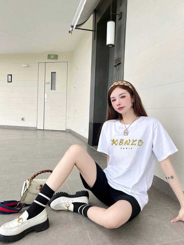 New arrival! Kenzo's new short-sleeved T-shirt with floral lettering is a must-h