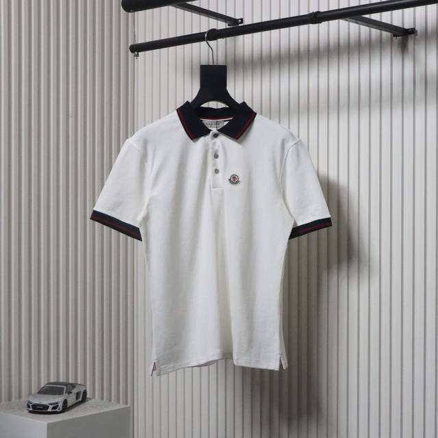Moncler short-sleeved polo shirt with embroidered logo on the chest. Made of fin