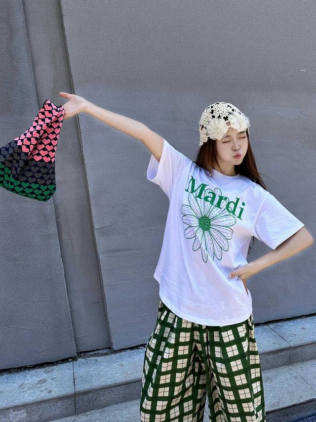 The Mardi white and green daisy, which is very popular in Korea, looks really fr