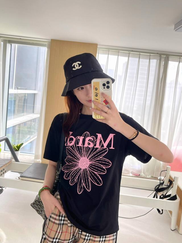 Black Mardi with pink daisy! I can never resist pink flowers. Black T-shirt is m
