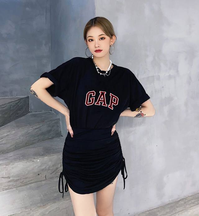 New arrival! Gap's new short-sleeved T-shirt, the cut is very particular! The up