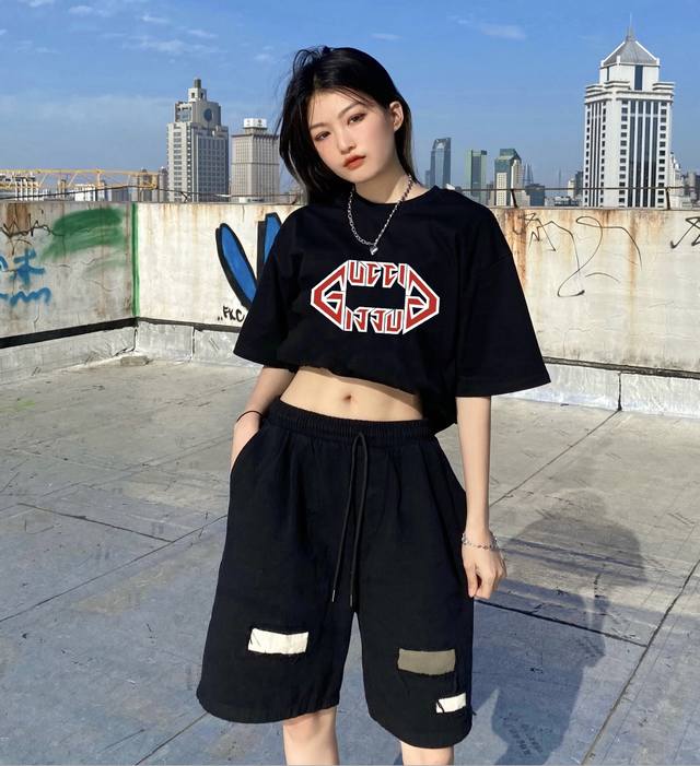 New arrival! Spring and summer Gucci new short-sleeved T-shirt, the cut is very