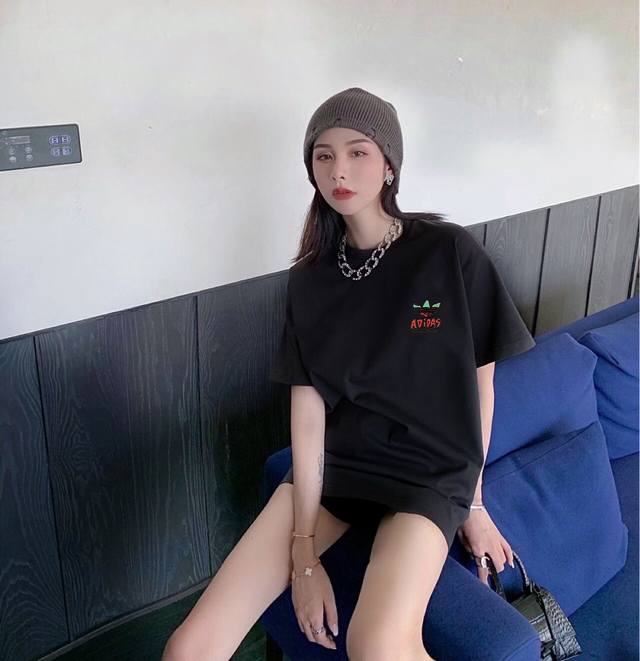 New arrival! Adidas round neck short-sleeved T-shirt, super eye-catching! Not on