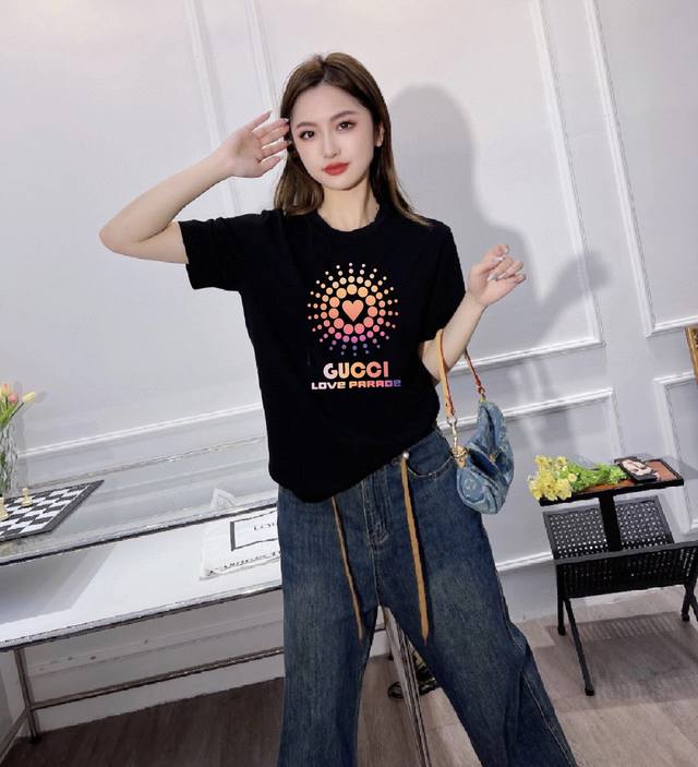 New arrival! Gucci's new short-sleeved T-shirt, the cut is very particular! The